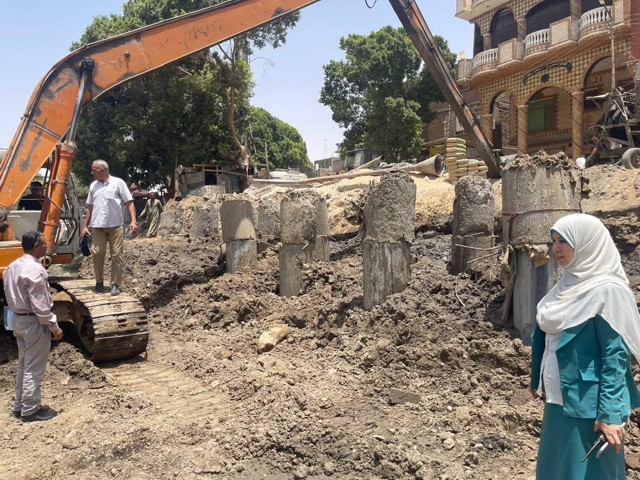 كوبري النواورة الجديد بالبداري.. محافظ أسيوط يتابع شريانًا مروريًا جديدًا لخدمة الأهالي